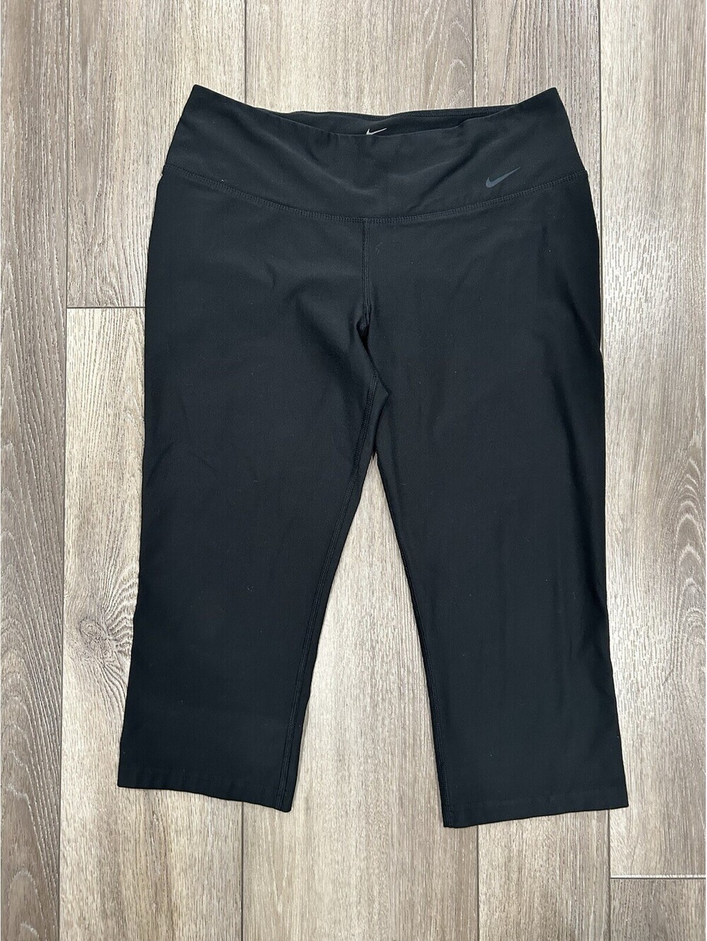NIKE Women's Legend  Poly Black, Medium Cropped Leggings